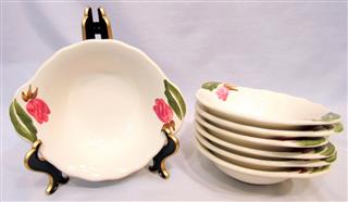 VINTAGE SET OF 30 PIECES OF 1940S CONTINENTAL KILNS ROSE/GREEN ARBOR CREAM DISH